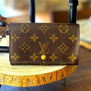 Louis Vuitton Monogram Porte Monnaie
Billets Tresor Bifold Wallet